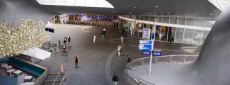 Natuursteen vloeren en trappen voor Stations door Van Stokkum
