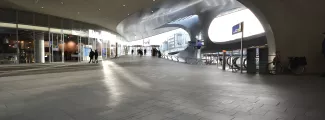Maatwerk vloeren en trappen van natuursteen voor stations door Van Stokkum