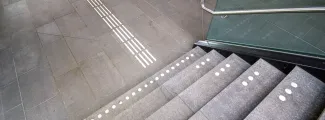 Natuursteen trappen en vloeren voor Stations door Van Stokkum
