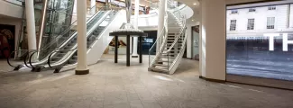 Natuursteen vloeren voor winkelcentra en kantoren door Van Stokkum