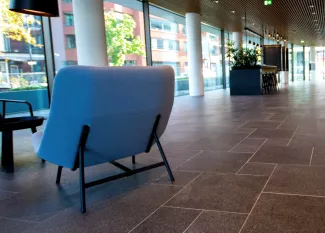 Natuursteen vloeren voor kantoren en gemeentes