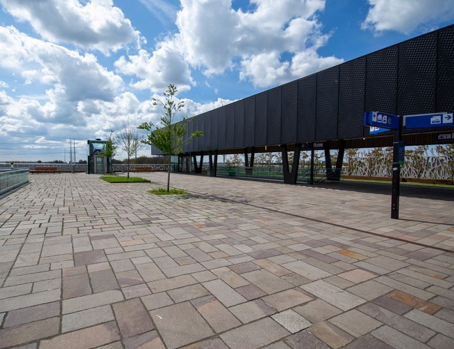 Vloeren en trappen voor stations door van Stokkum