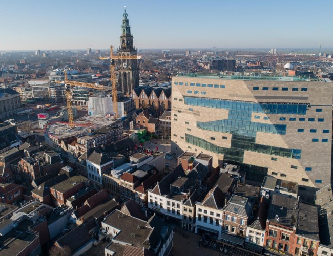 Het Groninger Forum met natuursteen van Van Stokkum
