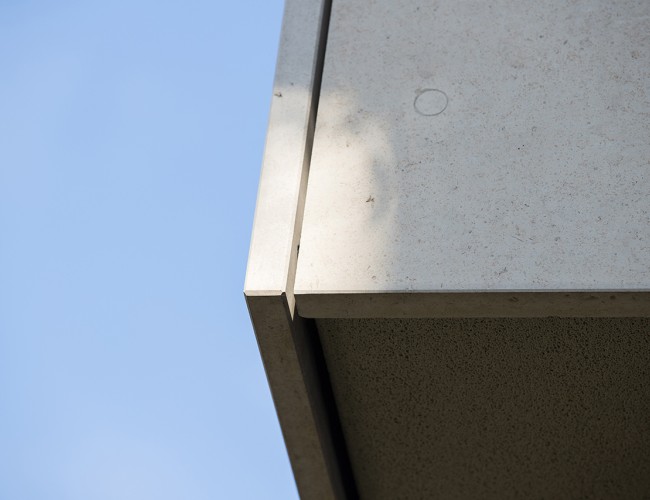 Detail balkon van natuursteen door van Stokkum