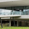 Loopbrug van natuurteen door Van Stokkum