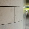 Gevelbekleding van natuursteen met afgeronde hoeken